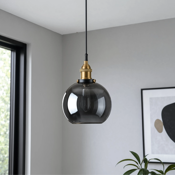 Suspension boule verre fumé et laiton, éteinte, intérieur réaliste