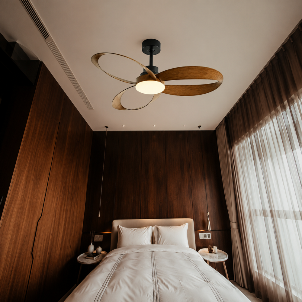 Ventilateur de plafond Sirocco, finition bois noyer, rendu en intérieur