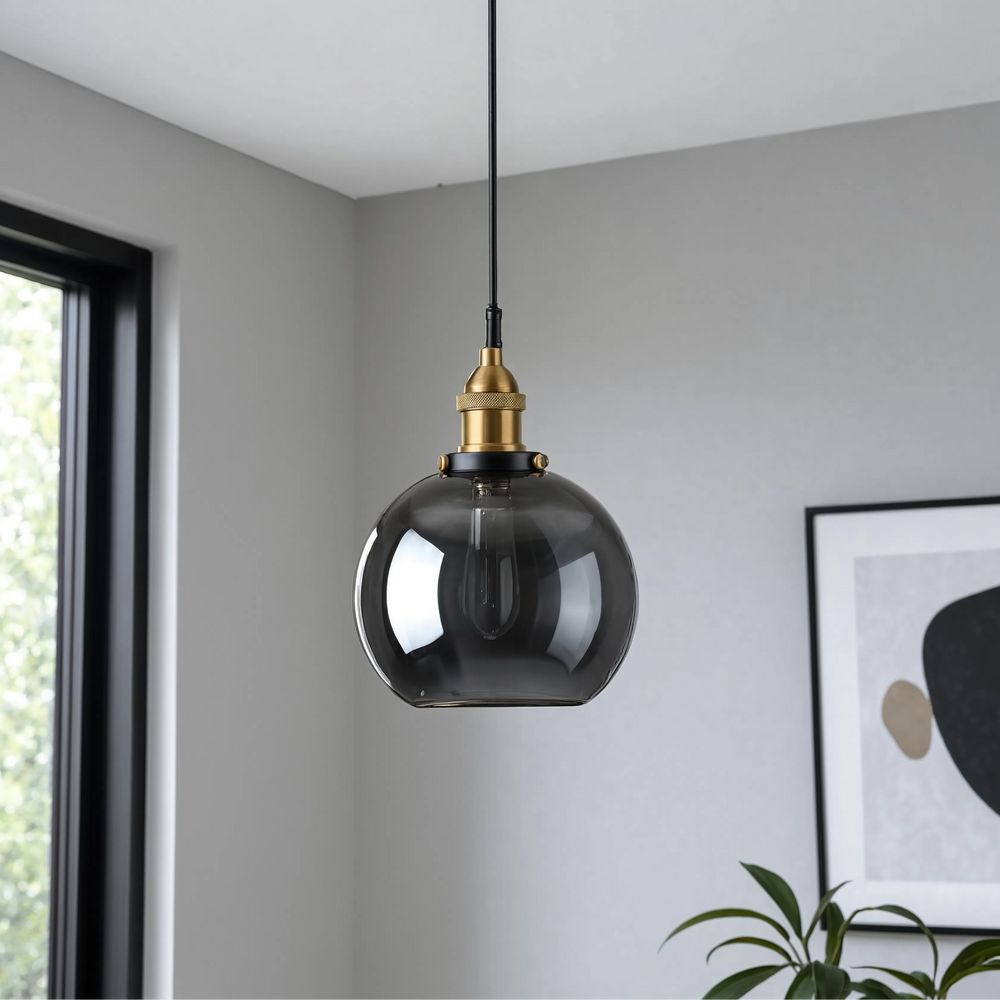 Suspension boule verre fumé et laiton, éteinte, intérieur réaliste