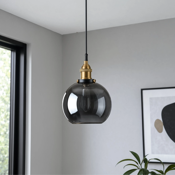 Suspension boule verre fumé et laiton, éteinte, intérieur réaliste