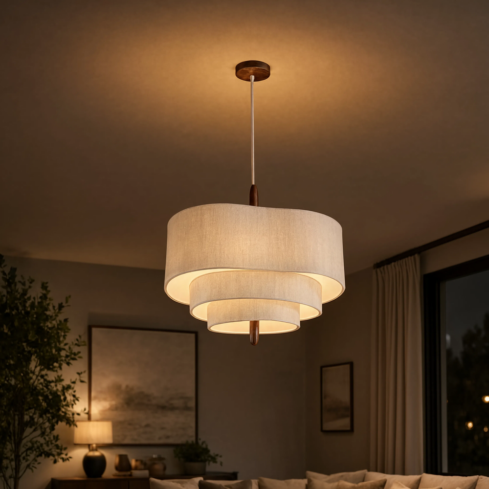 Suspension Japandi en tissu écru éclairant un salon chaleureux