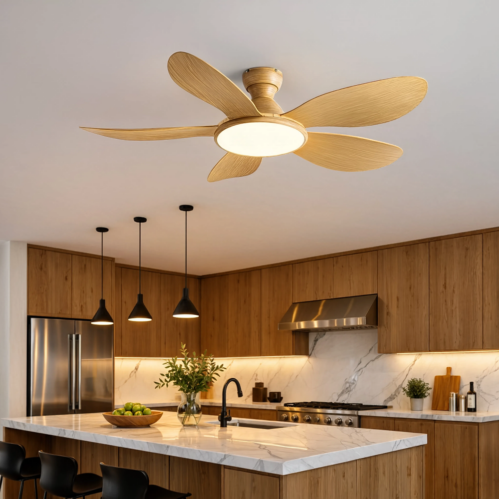 Ventilateur de plafond Bora bois clair LED, en cuisine