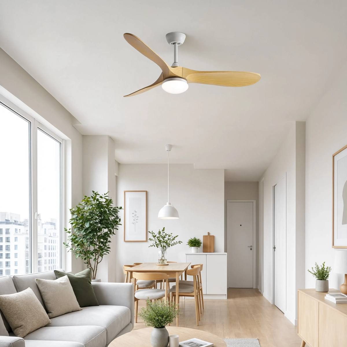 Ventilateur de plafond Alizé finition bois, dans un appartement lumineux