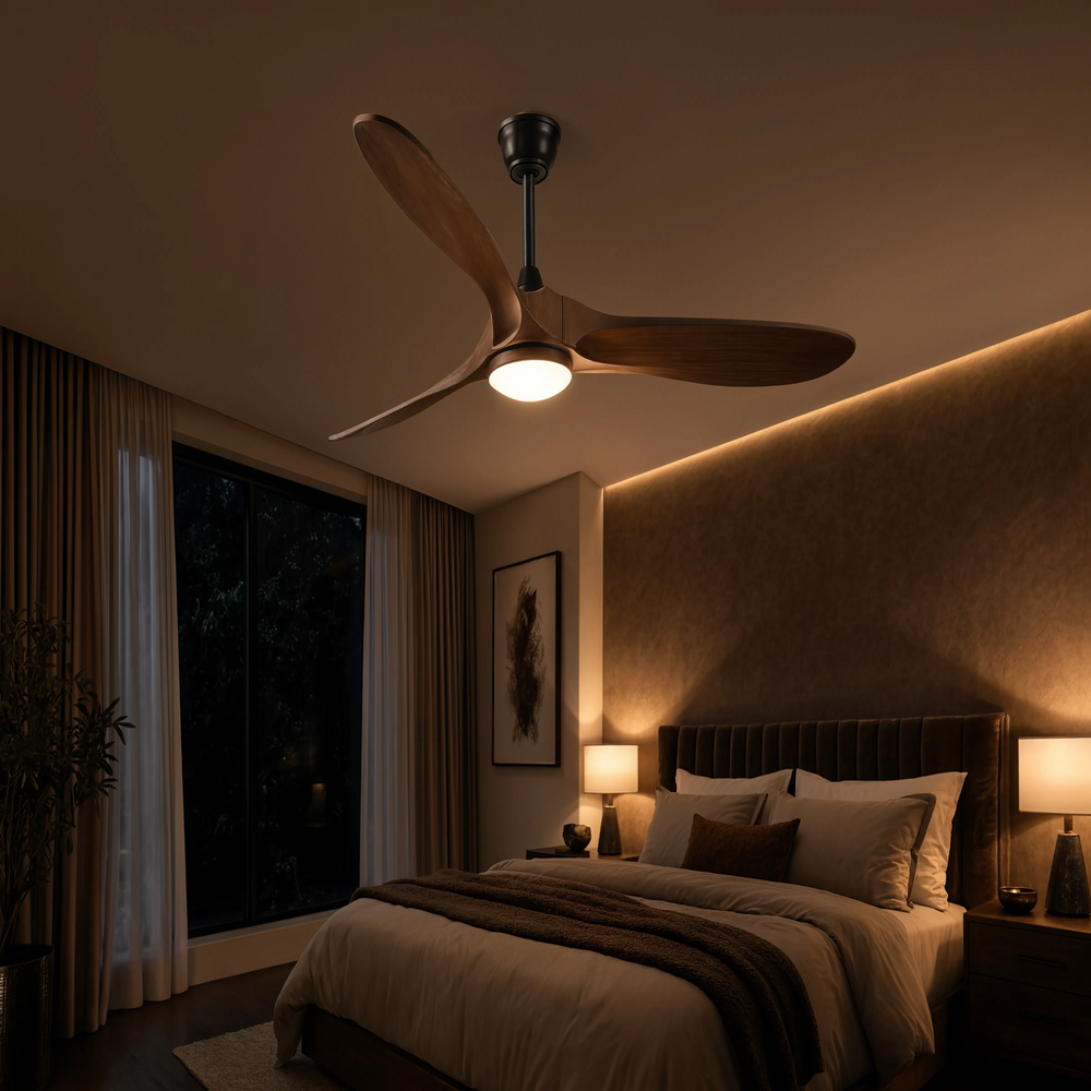 Ventilateur de plafond Alizé finition bois, chambre élégante