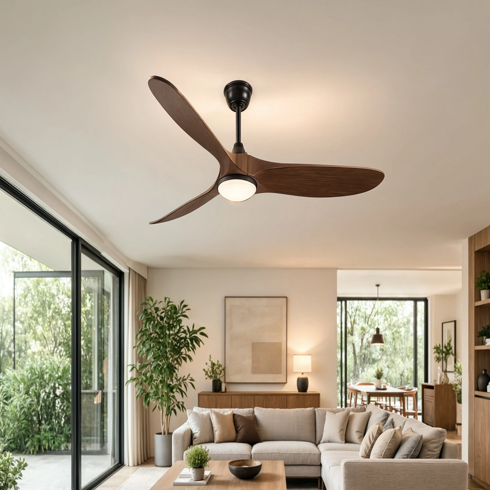 Ventilateur de plafond Alizé finition bois, salon chaleureux