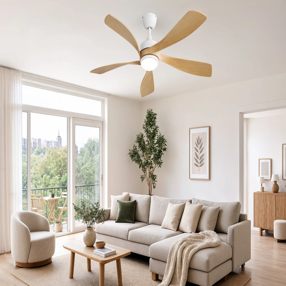 Ventilateur de plafond Éole bois clair LED, appartement lumineux
